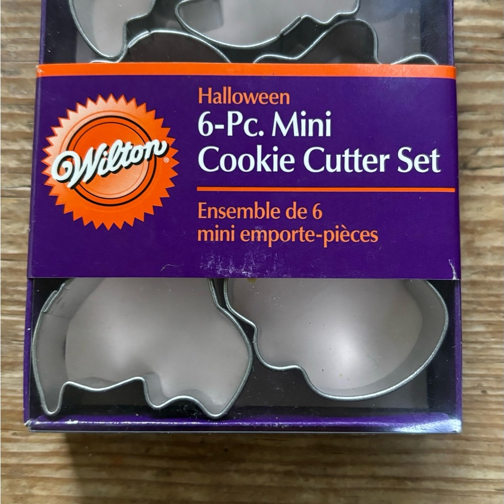 NIB Wilton Halloween 6 Piece Mini Cookie Cutter Set